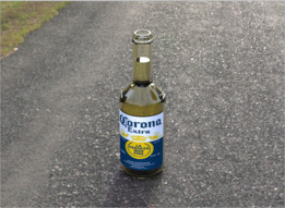 Corona coronita带液体的啤酒瓶