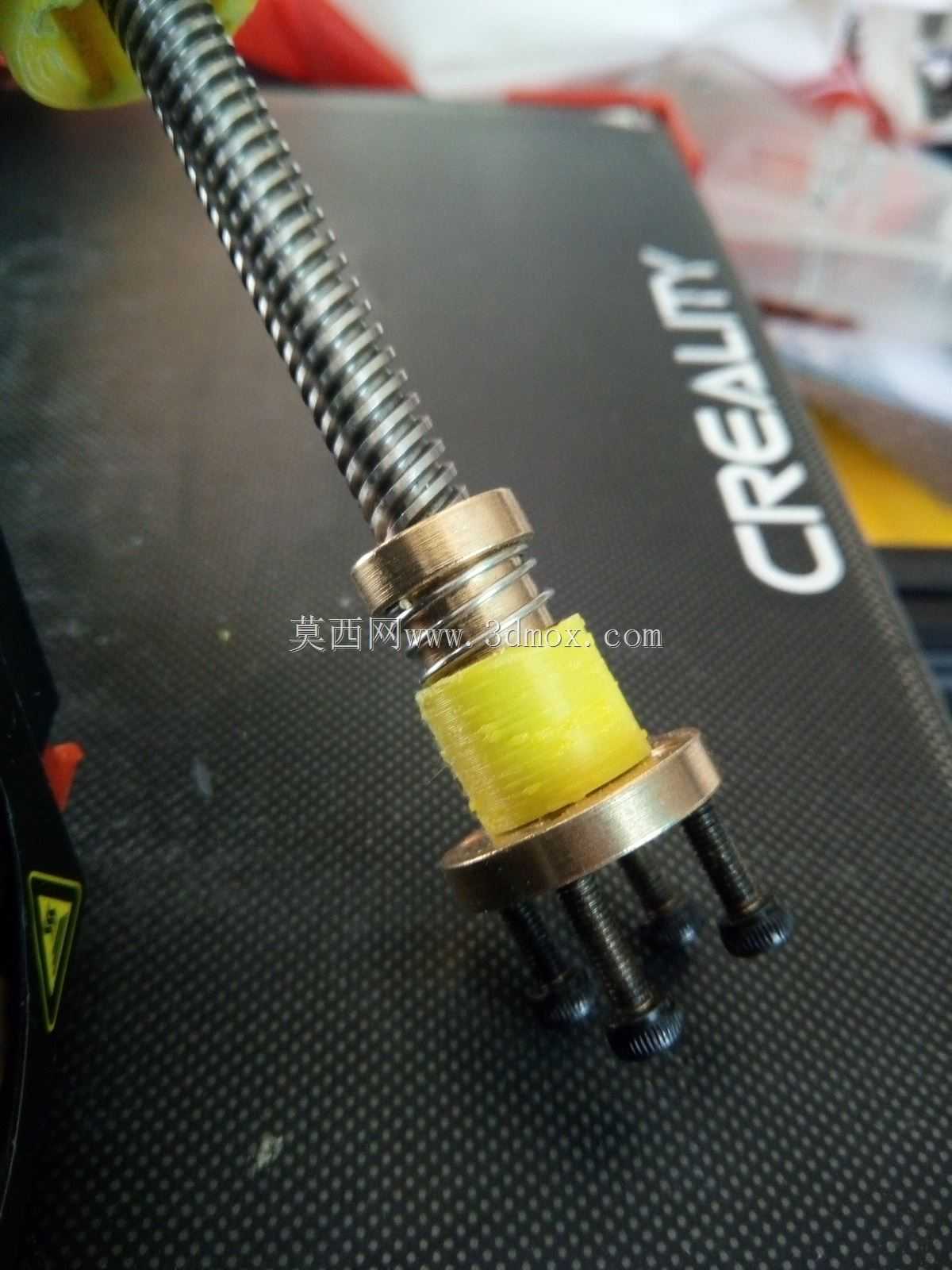 用于Ender 3 Z轴修改的0齿隙Z形螺母延长件