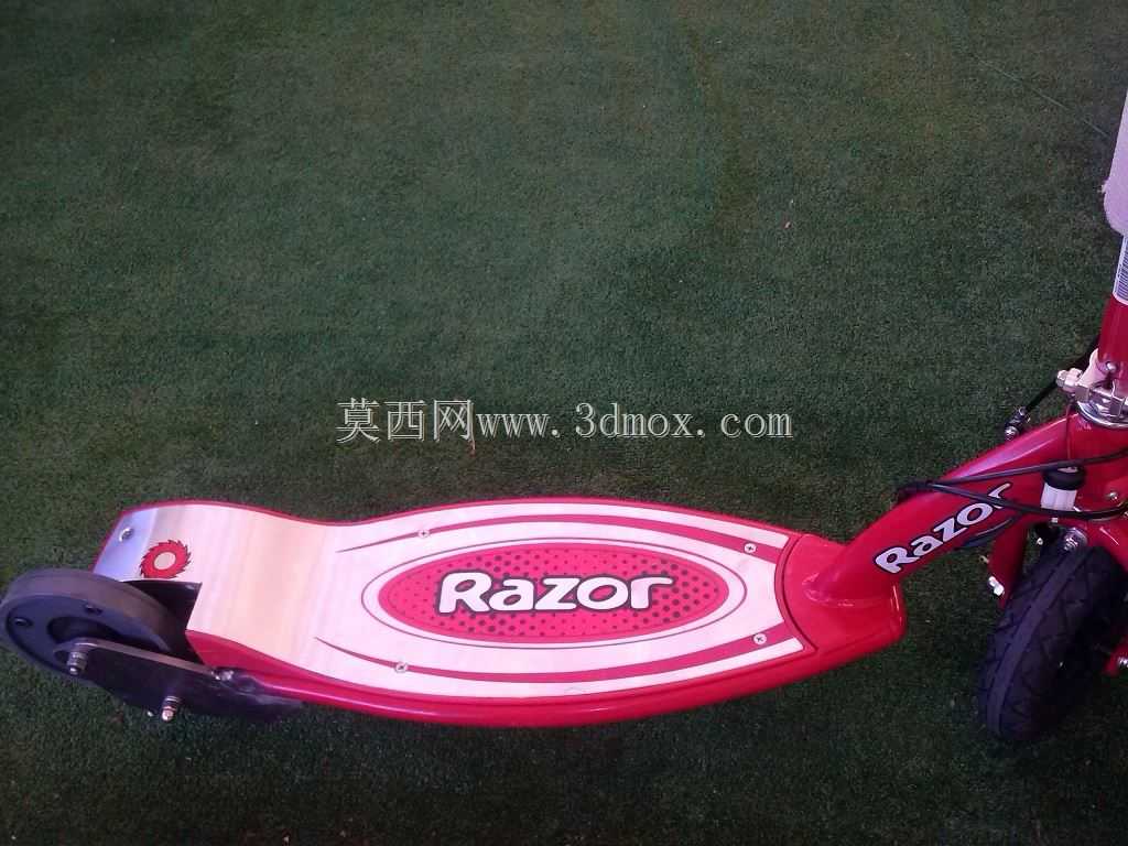 由辅助轮驱动的Kickcooter:Altran项目