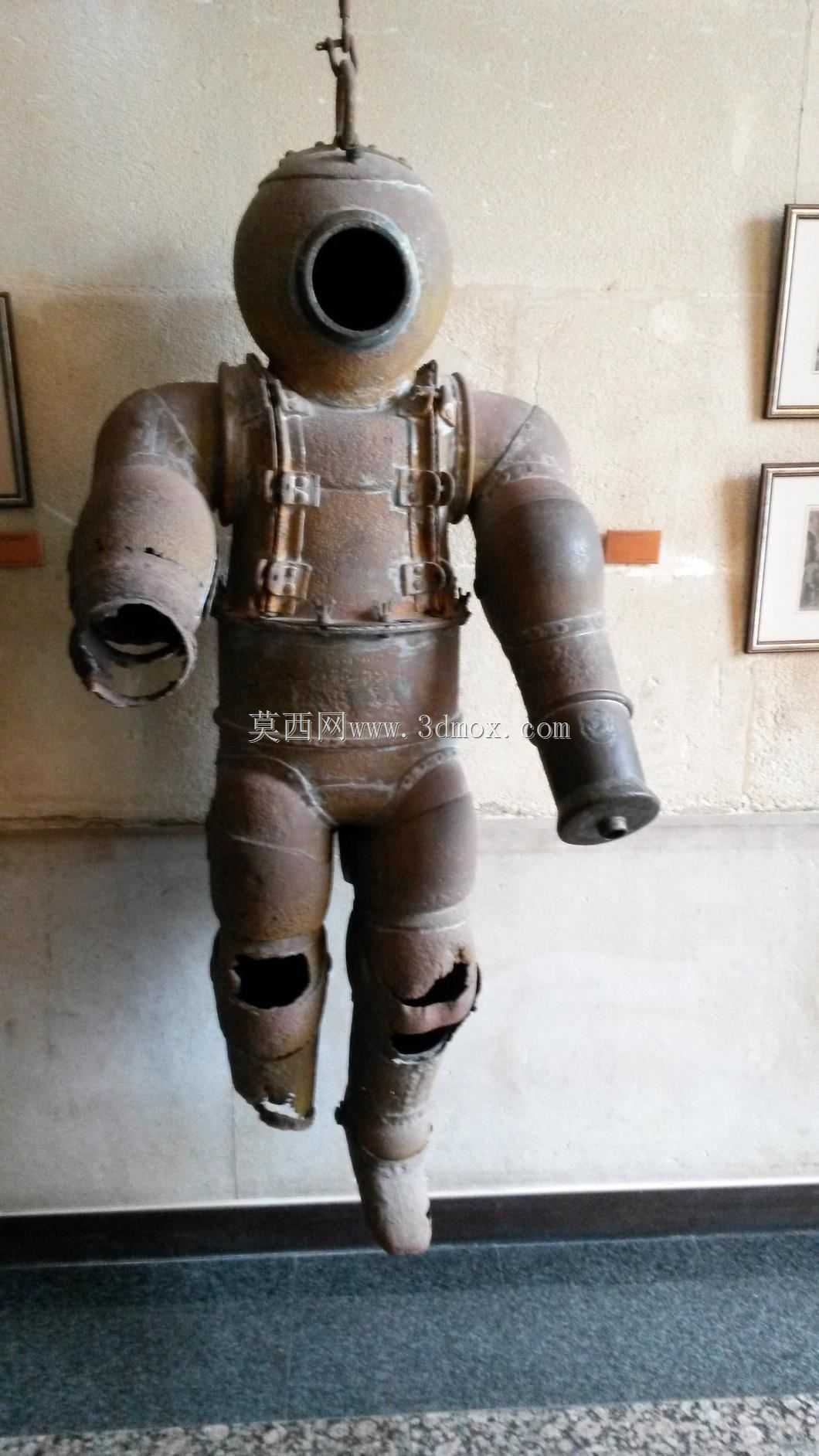 马赛的神秘潜水服