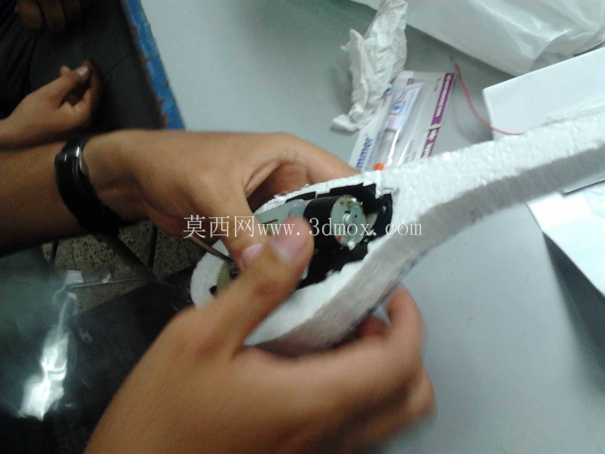 ̫���ܵ�ذ壨Movil con Paneles Solares Acu��tico��