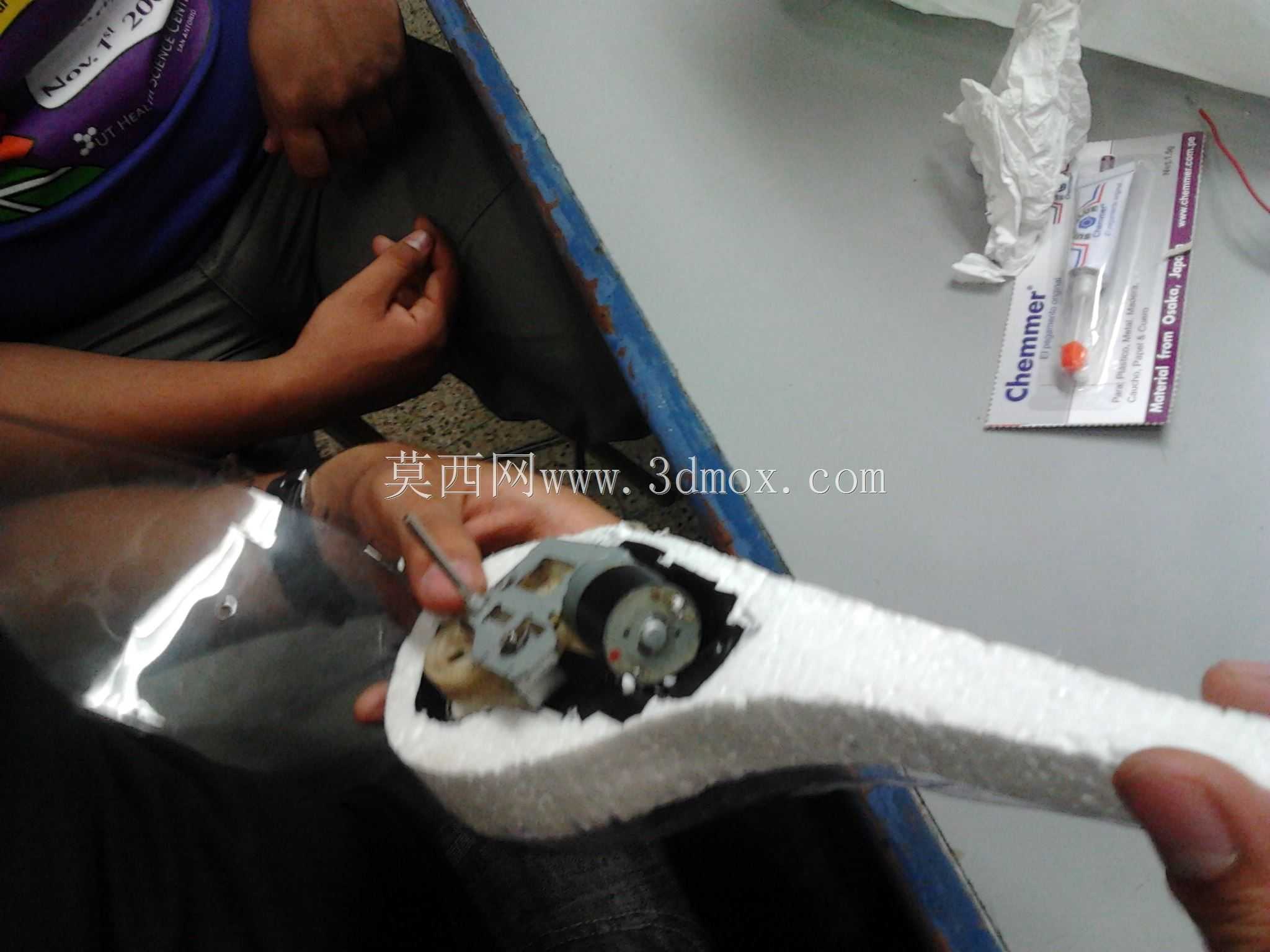 ̫���ܵ�ذ壨Movil con Paneles Solares Acu��tico��