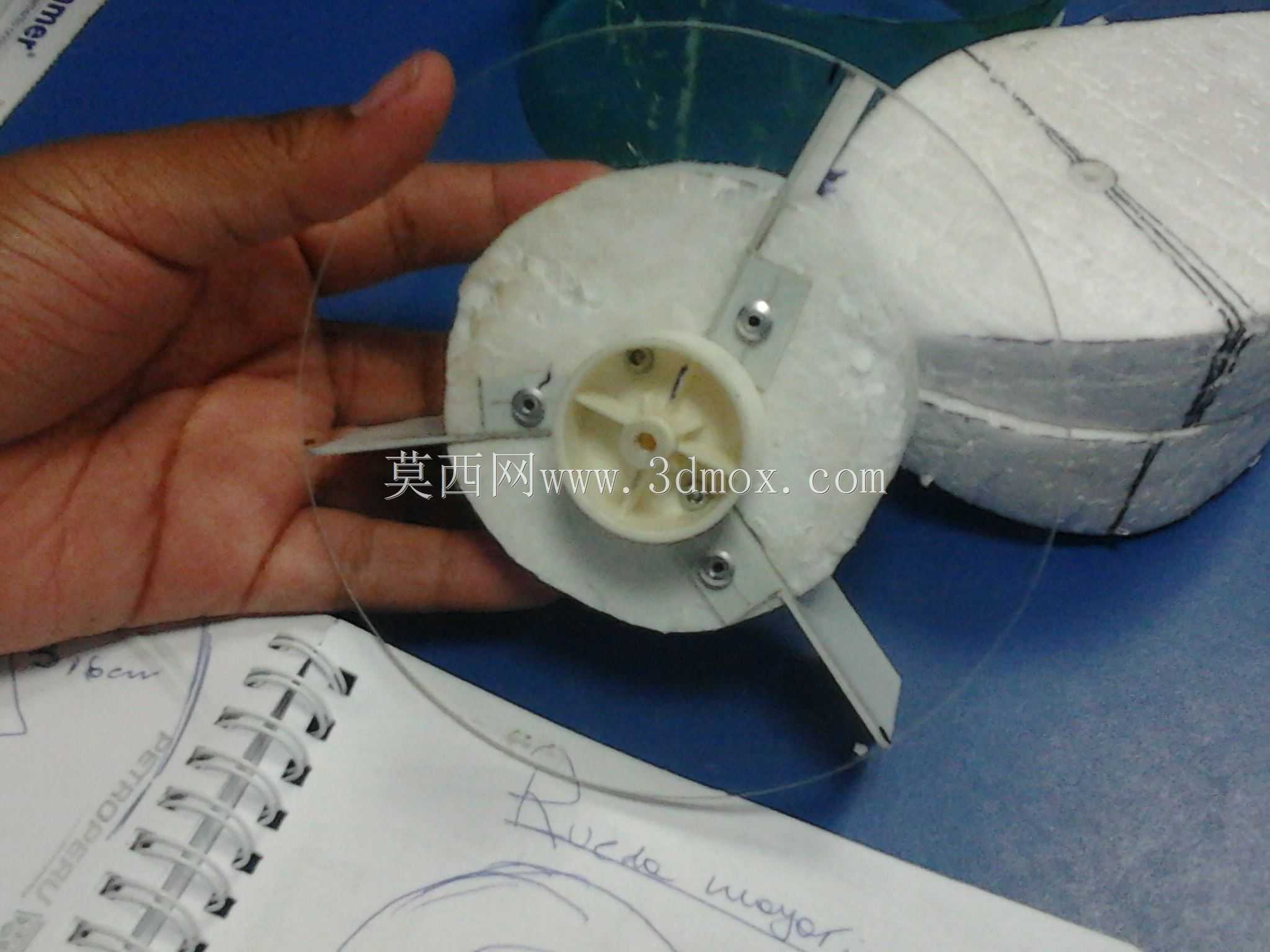̫���ܵ�ذ壨Movil con Paneles Solares Acu��tico��