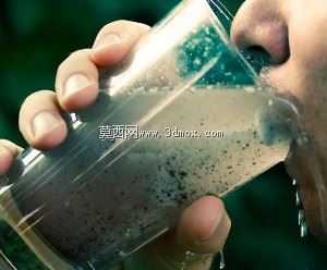 玻璃杯里的污水