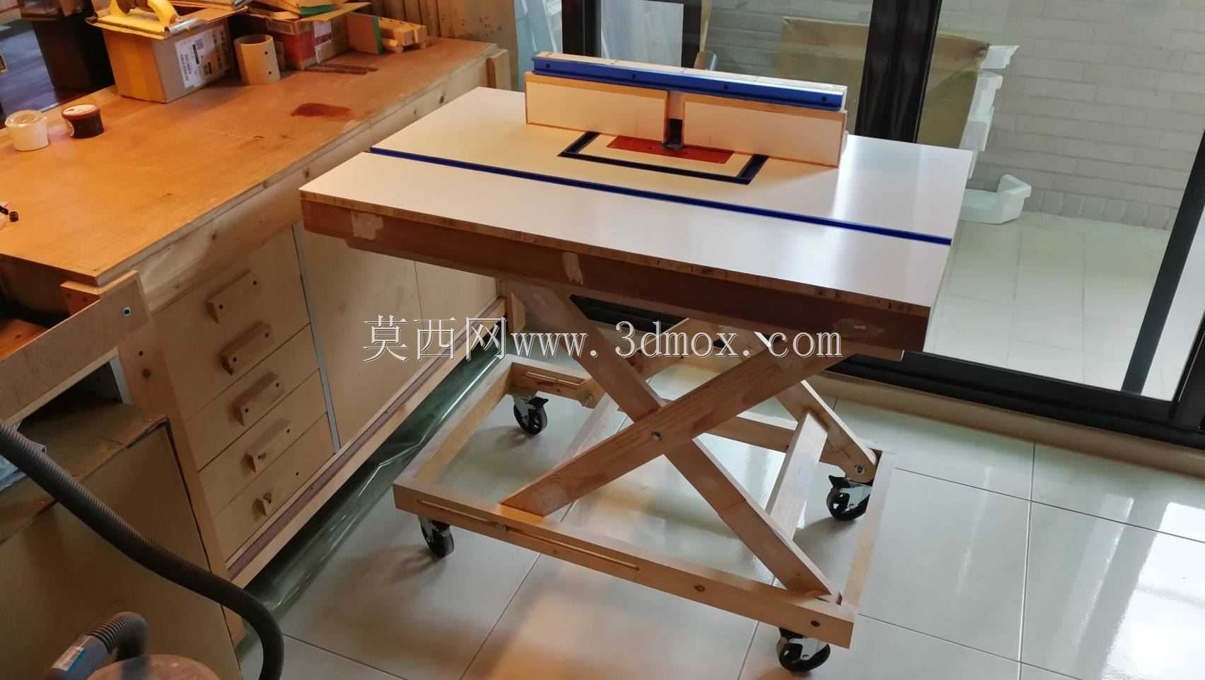 带路由器桌面的升降台