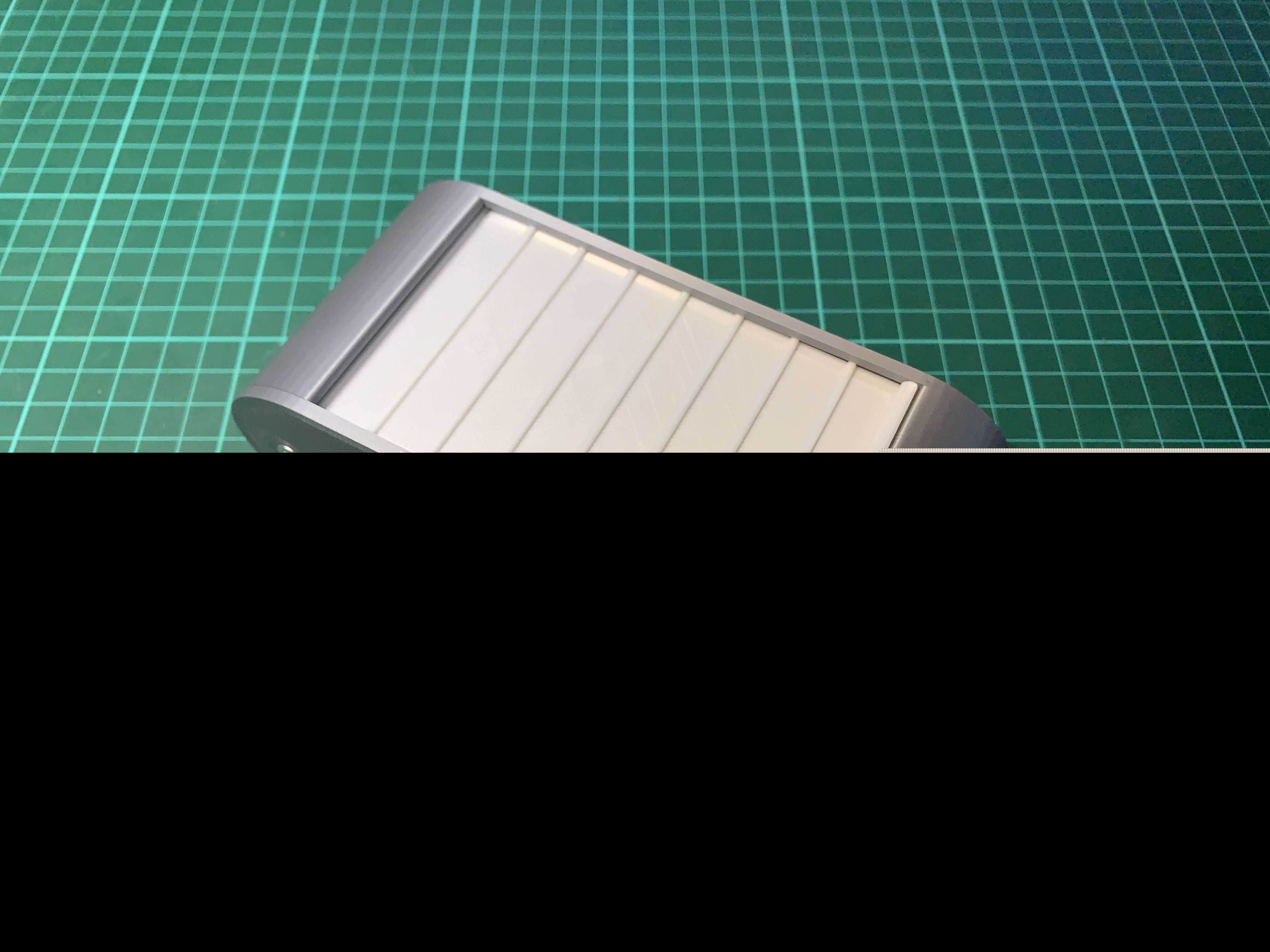 带百叶窗盖的盒子
