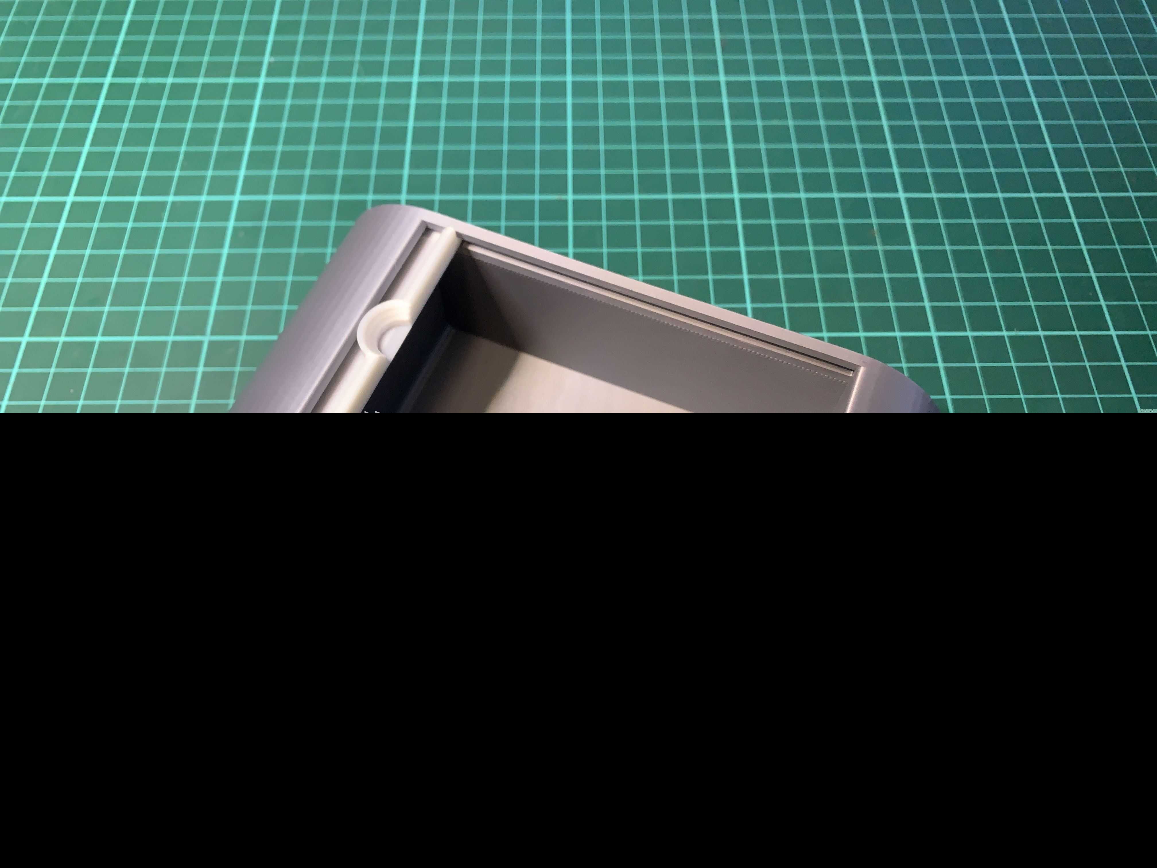 带百叶窗盖的盒子