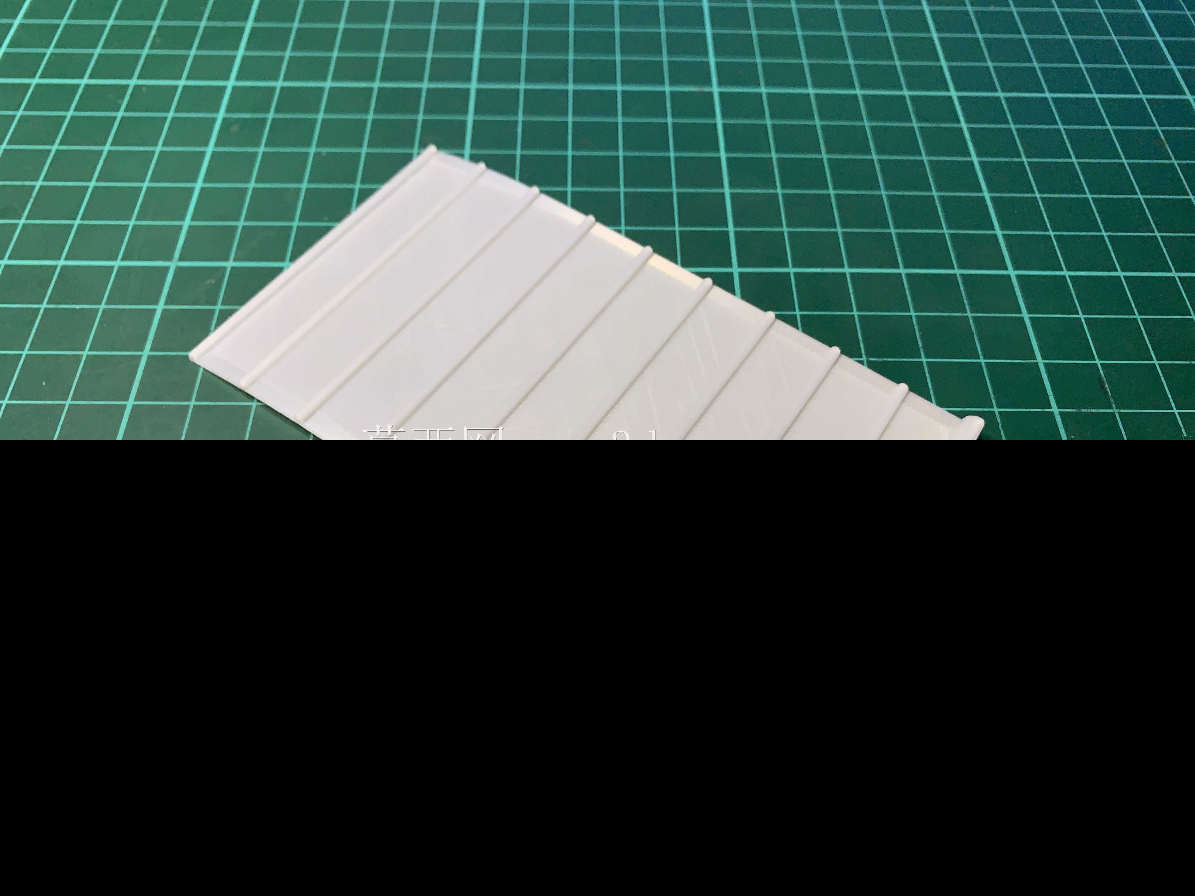 带百叶窗盖的盒子