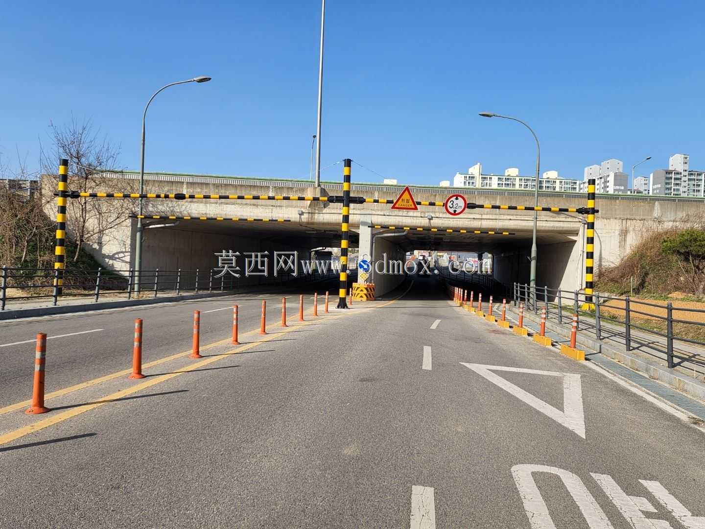 汽车限高杆总成。