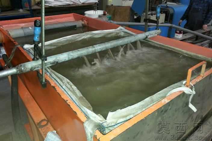 磨料的容器
