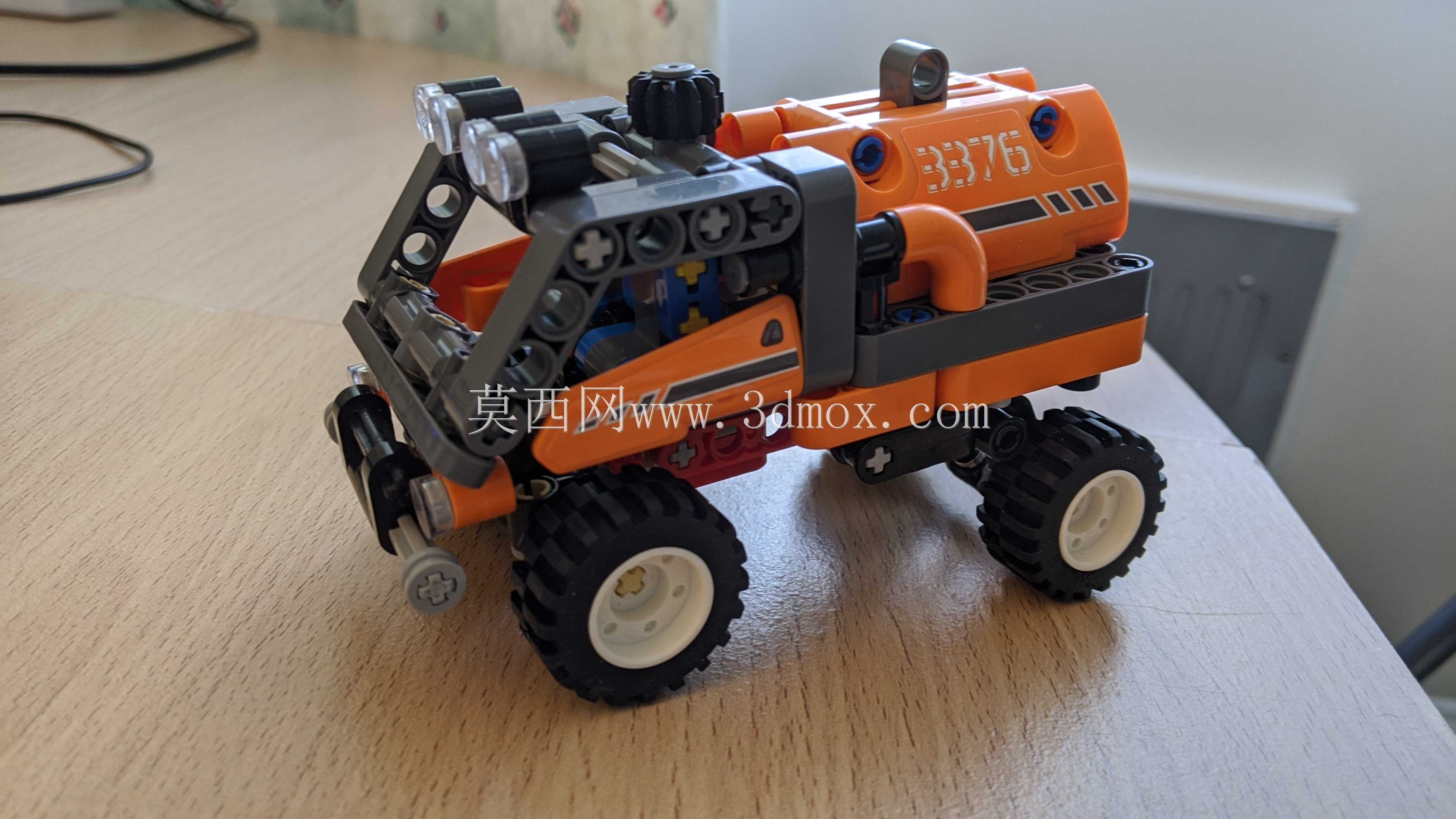 小联锁块卡车(类似乐高)。