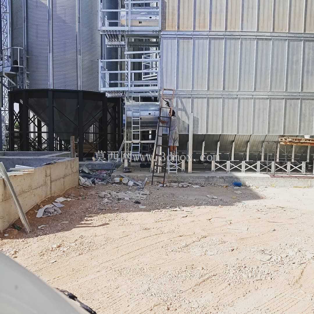 如何移动传送带?用橡皮槌轻轻敲打螺栓,使皮带朝着你需要的方向移动。