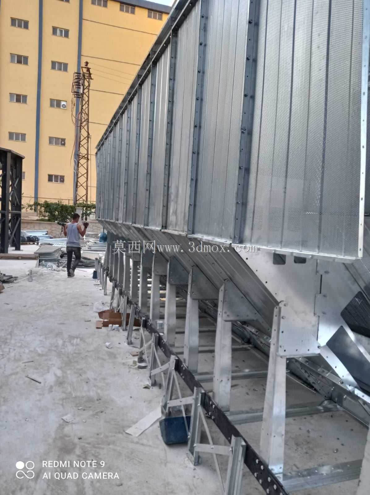 旋转木马从不停止转动是什么意思?埃利斯时不时地出现在我们面前,
