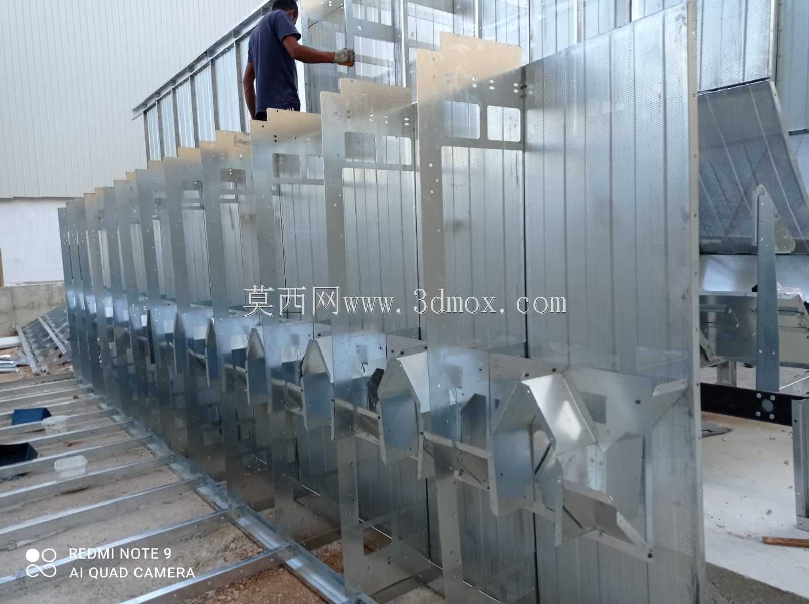 旋转木马从不停止转动是什么意思?埃利斯时不时地出现在我们面前,