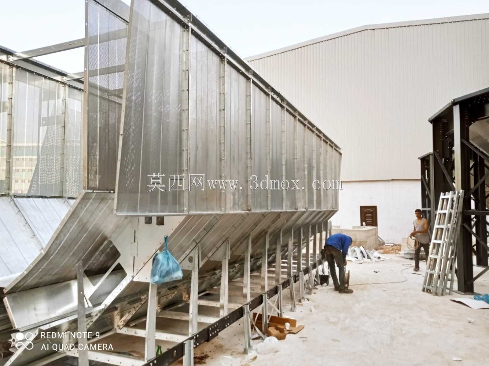 旋转木马从不停止转动是什么意思?埃利斯时不时地出现在我们面前,