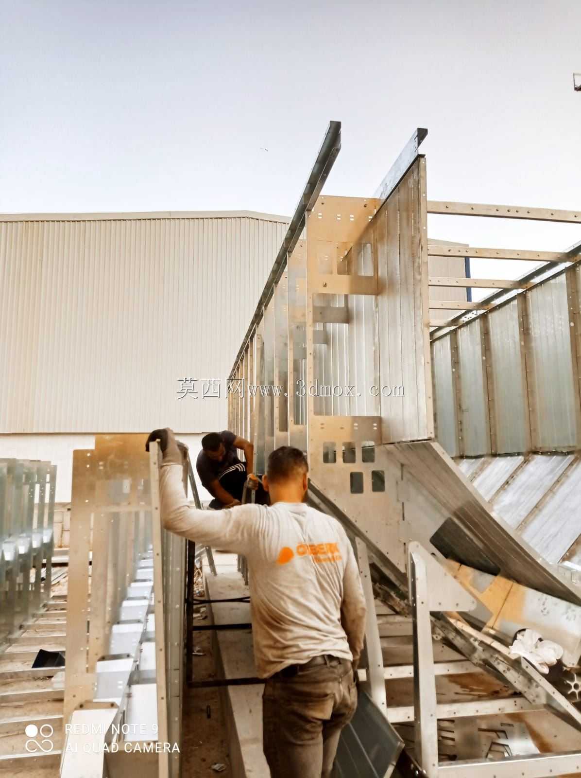 旋转木马从不停止转动是什么意思?埃利斯时不时地出现在我们面前,
