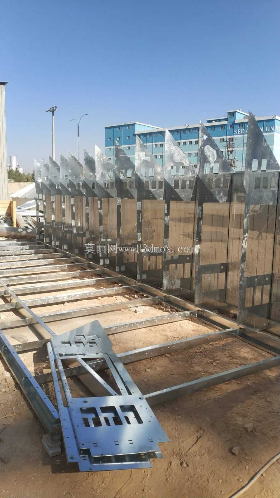 旋转木马从不停止转动是什么意思?埃利斯时不时地出现在我们面前,