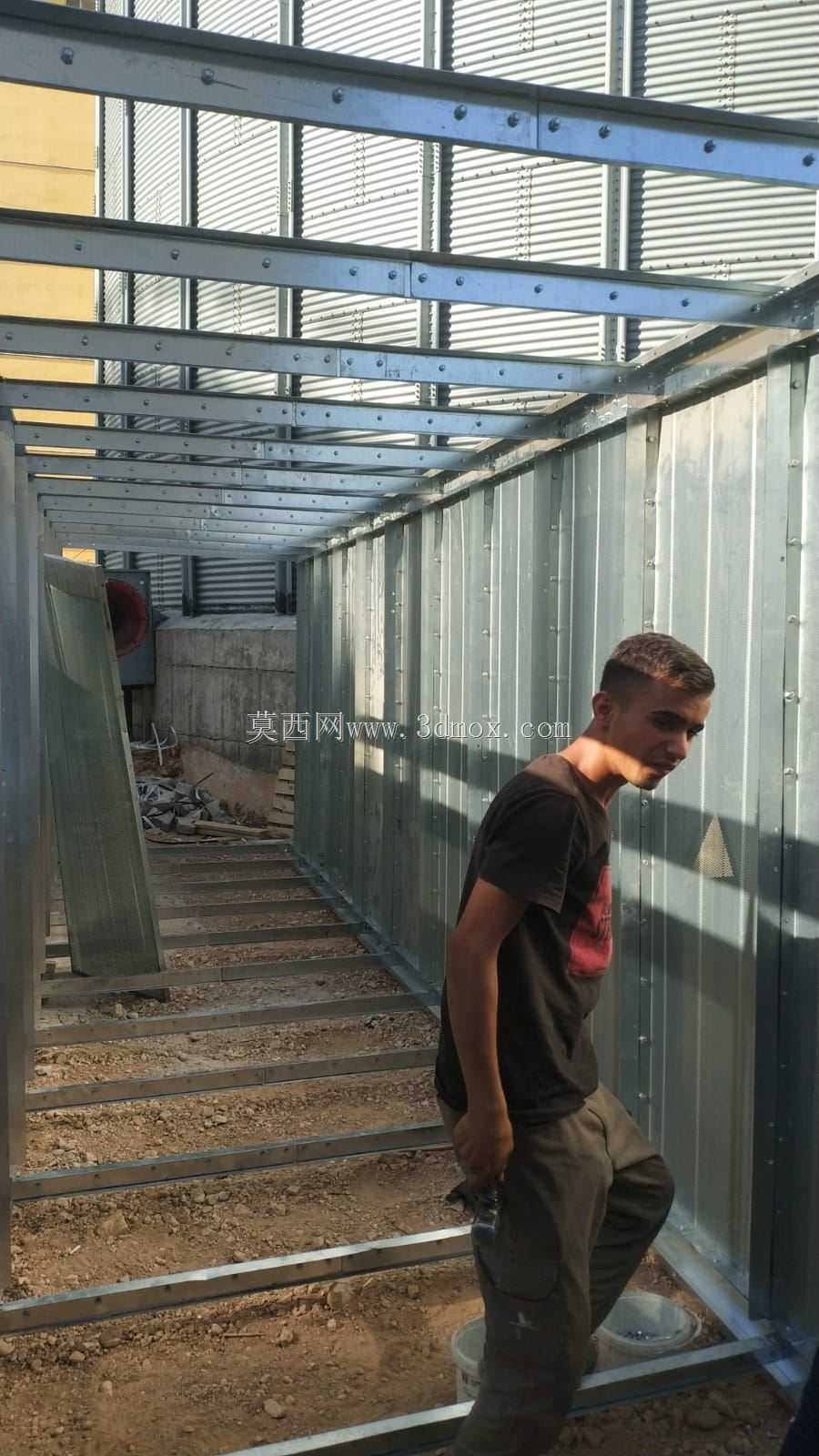 旋转木马从不停止转动是什么意思?埃利斯时不时地出现在我们面前,