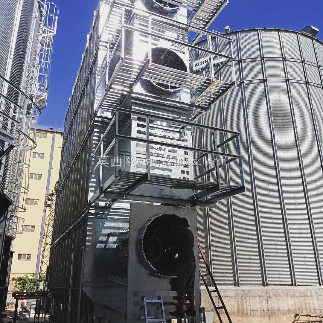 什么是传送带拼接?传送带拼接是将两条传送带连接在一起的过程。通常,这样做要么拉长原来的传送带,要么修复撕裂或损坏的传送带