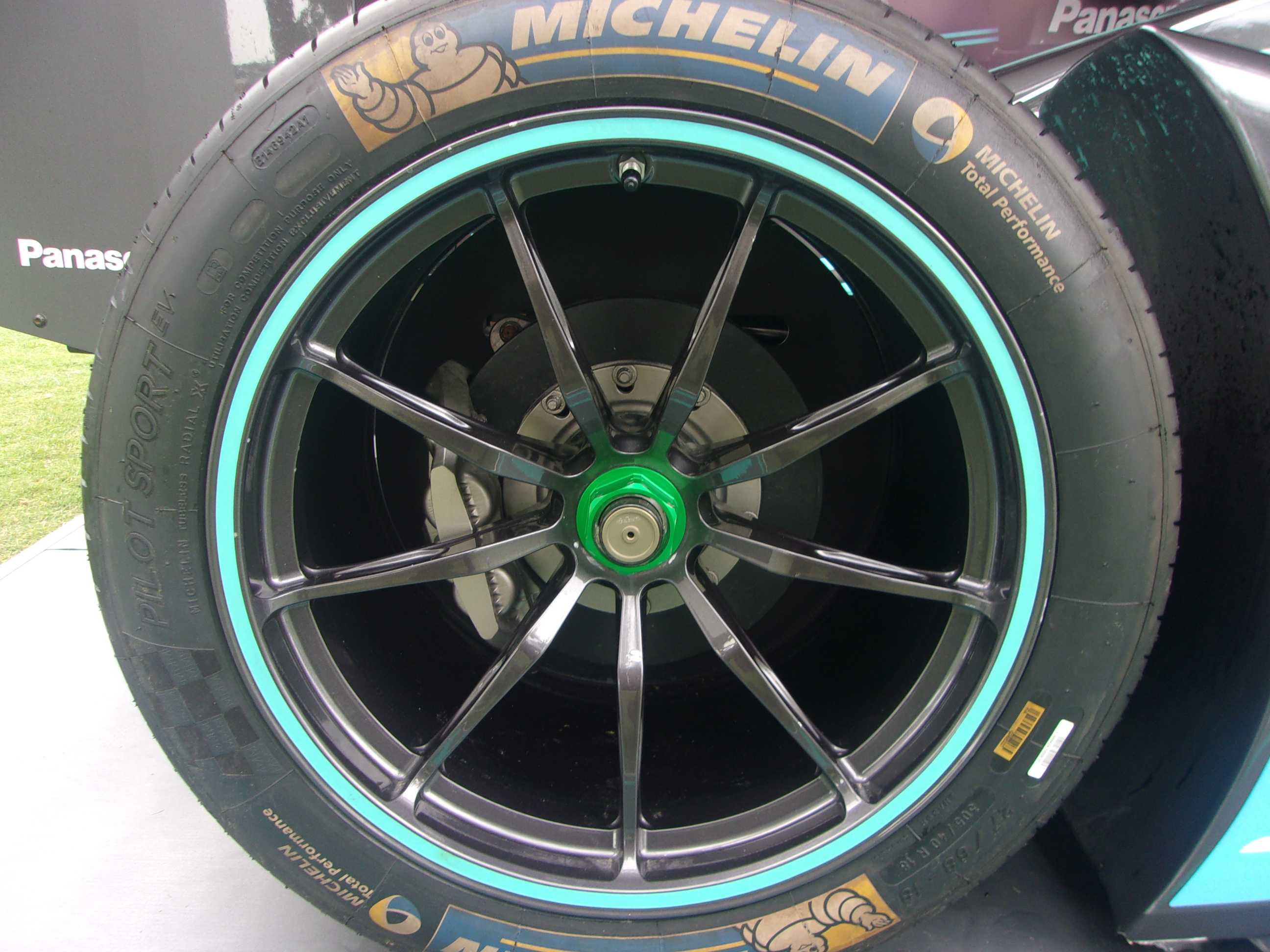 ��̥305/40/R18