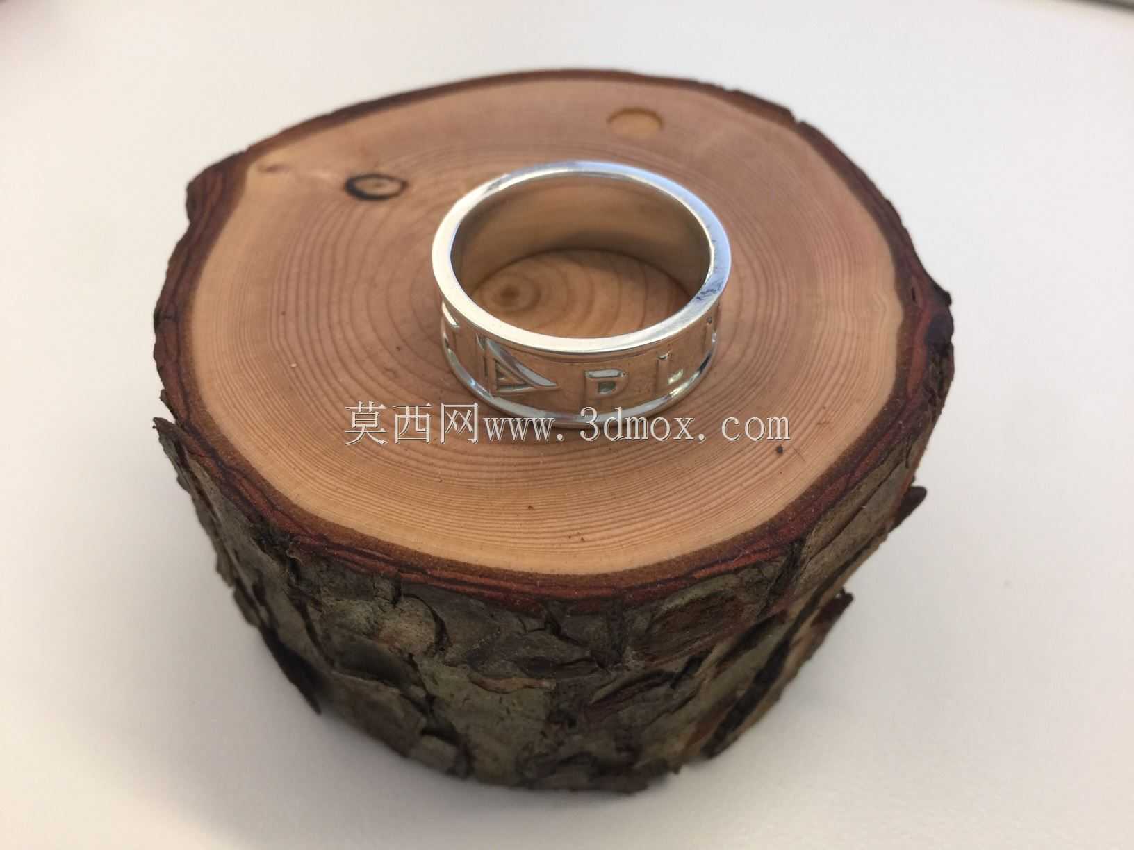 带有Pluralsight公司标志的戒指