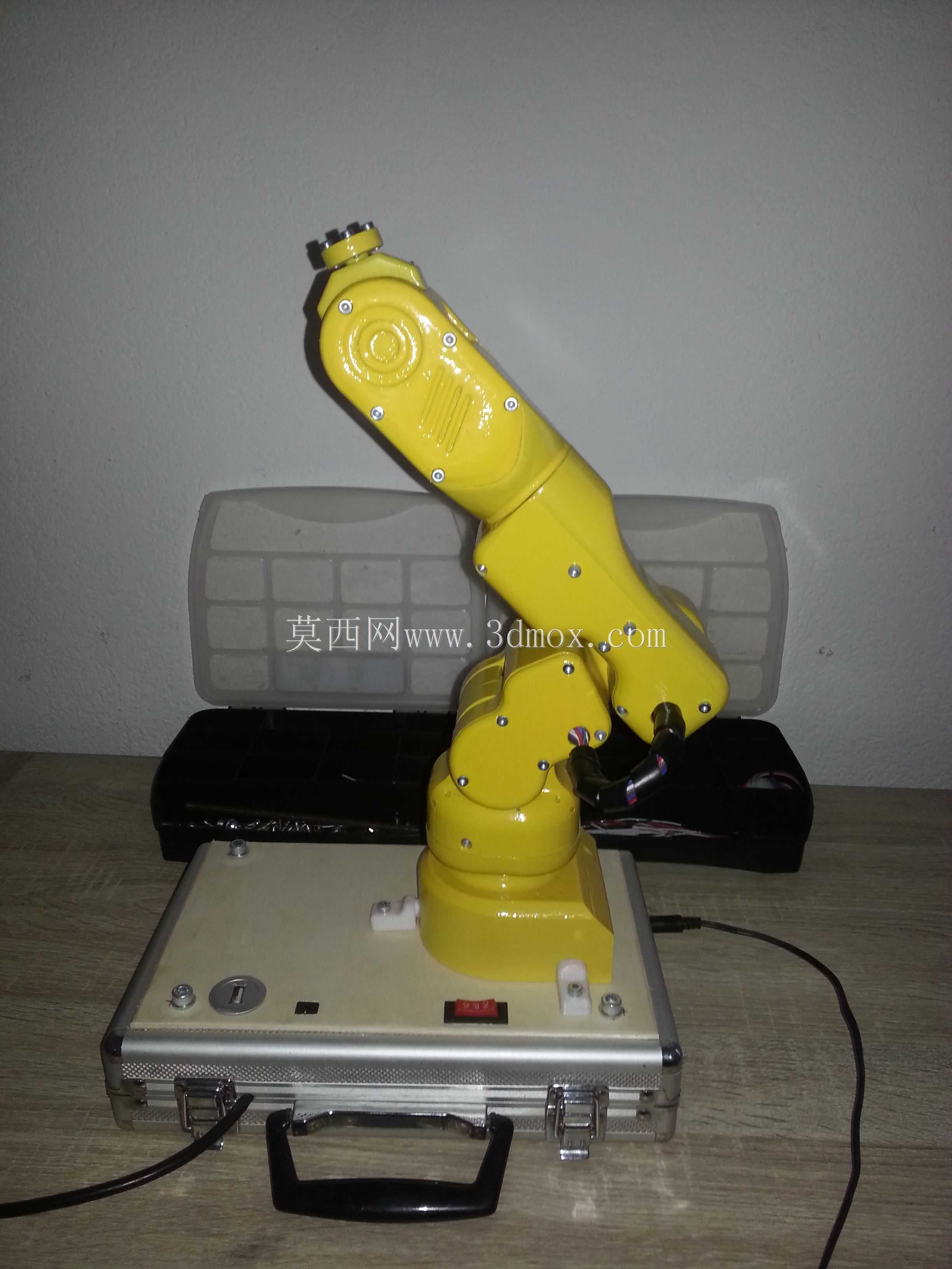 进行中的6轴机器人手臂