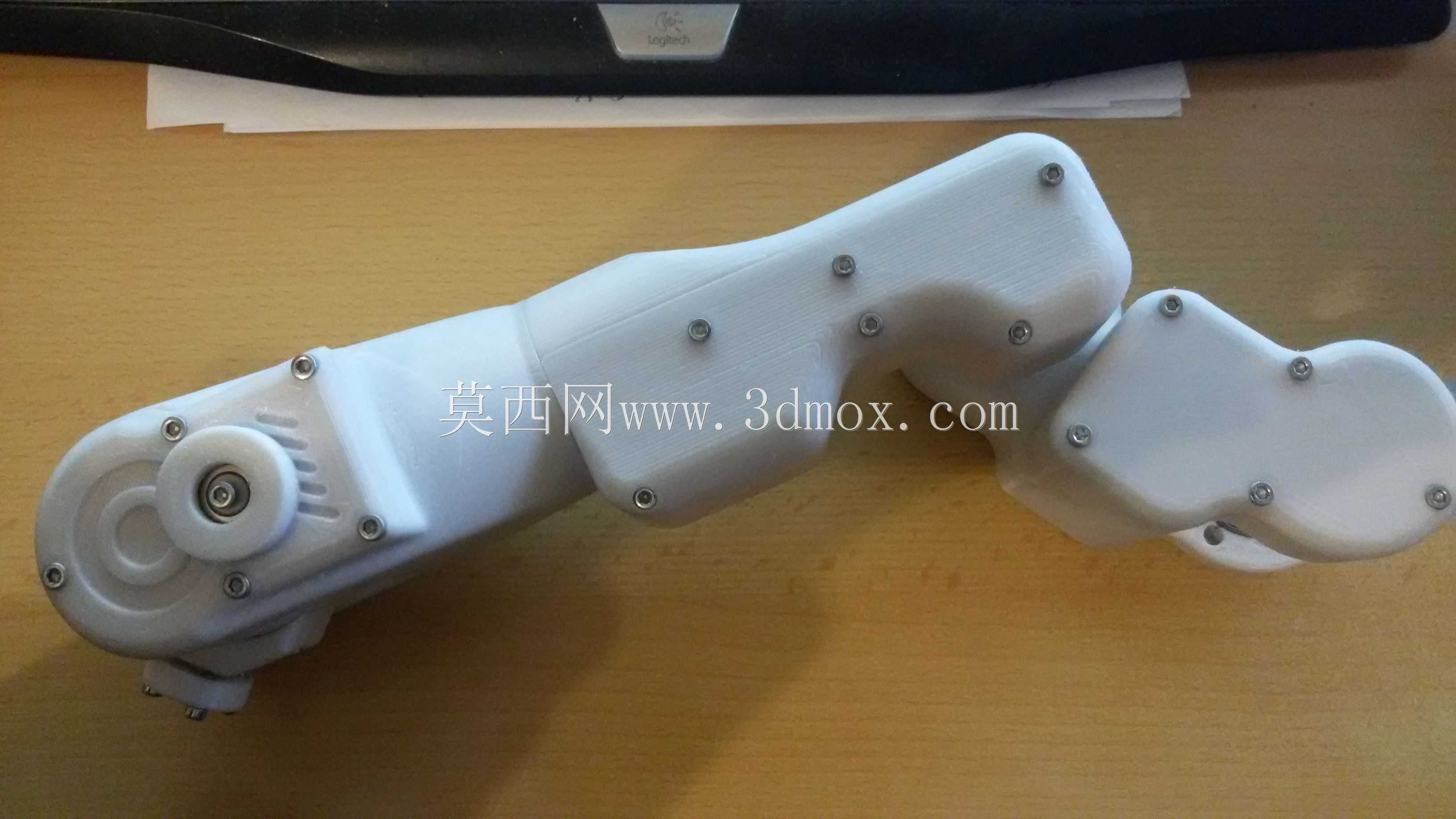 进行中的6轴机器人手臂