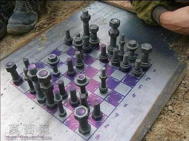 螺母和螺栓棋盘