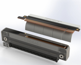 将PCIE 4.0提升板电缆与支架连接起来。