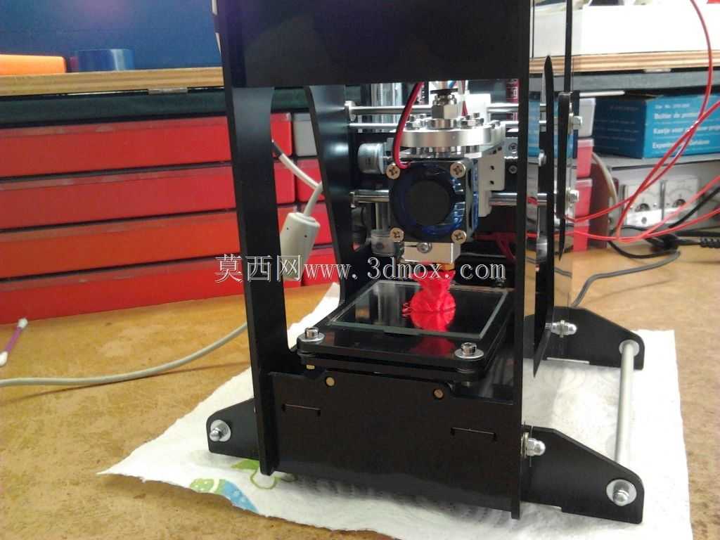 带螺丝的迷你3D打印机