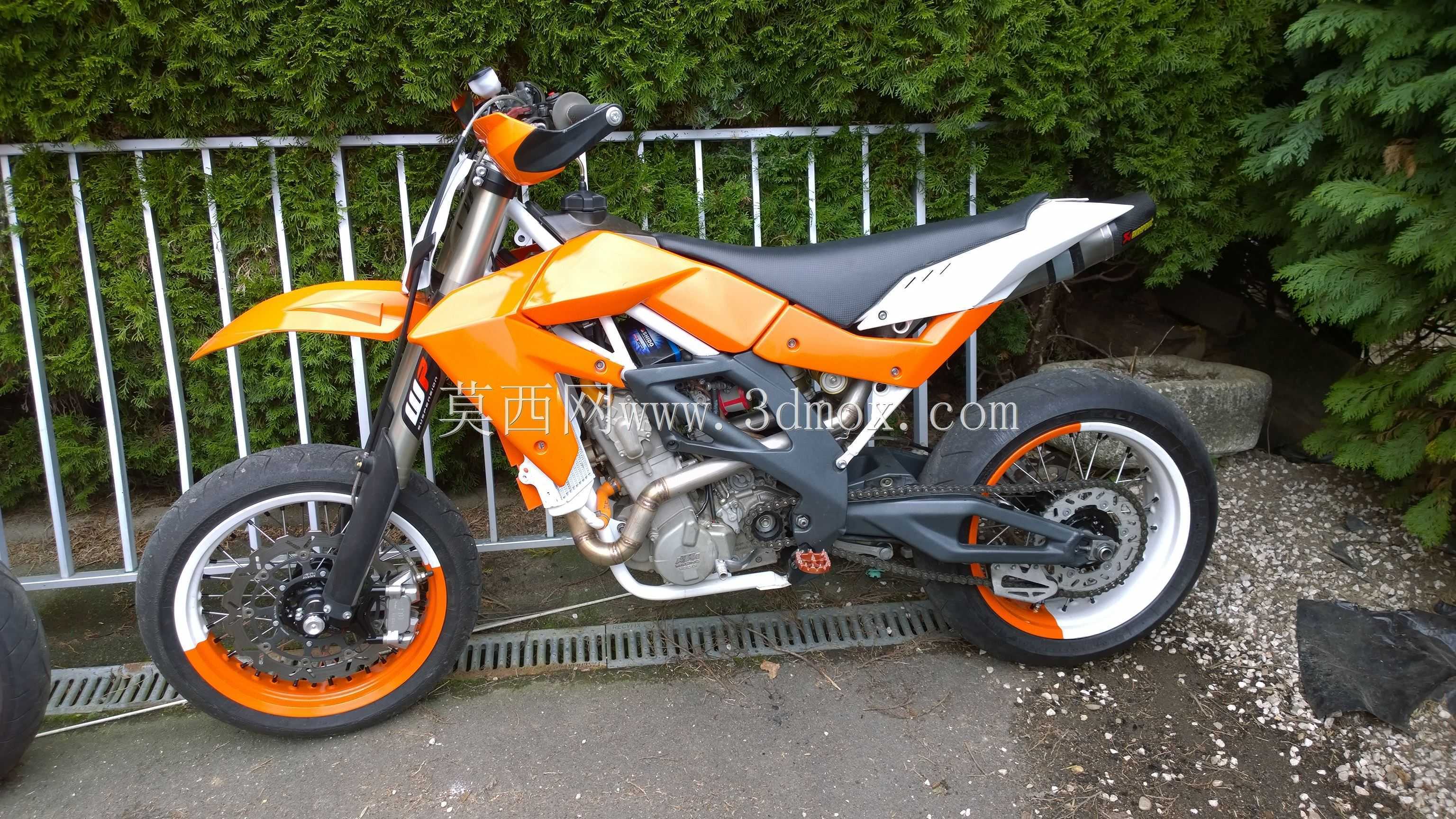 基于Aprilia SXV550和KTM 525零件的新摩托车项目(仅渲染)