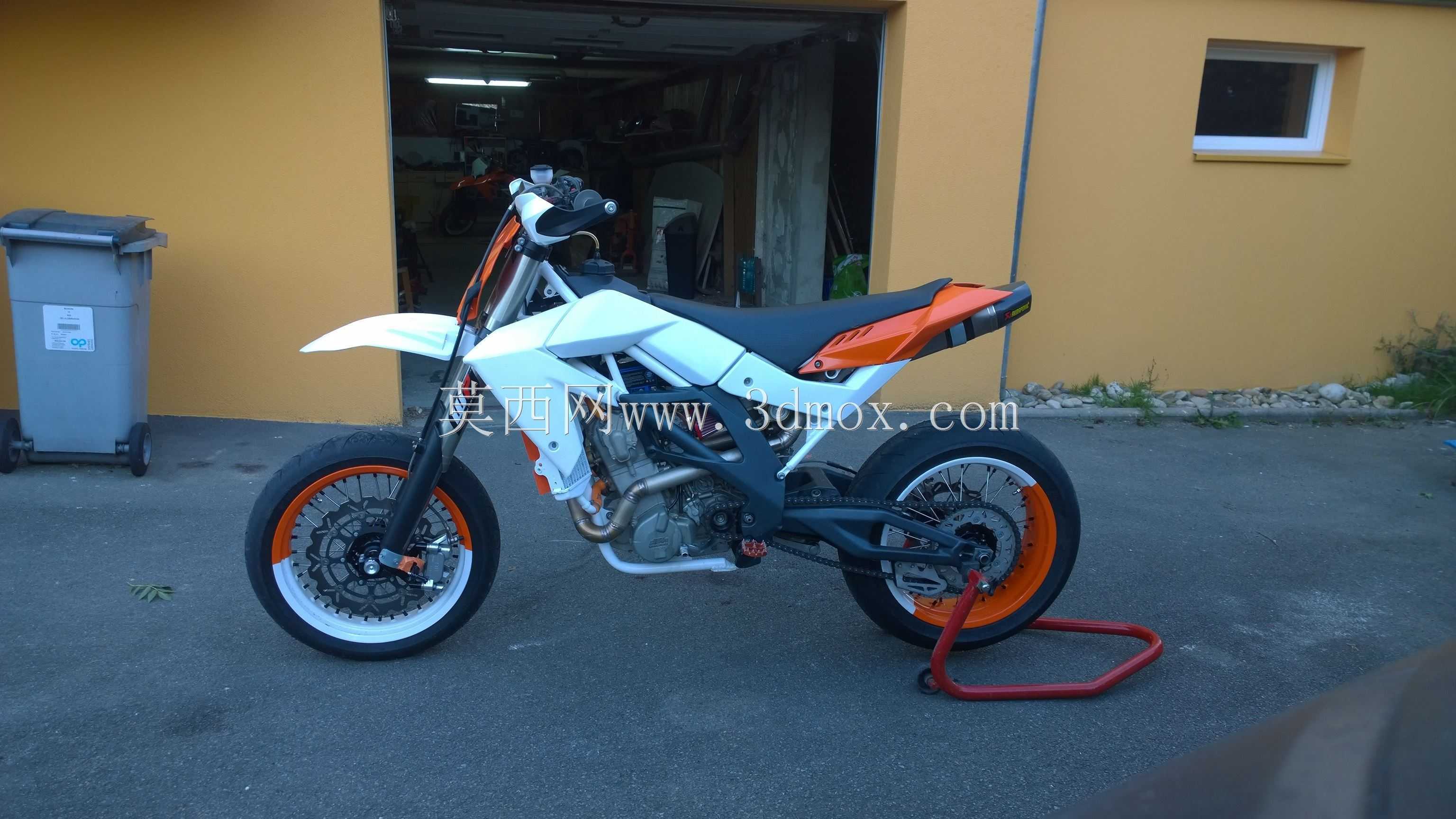 基于Aprilia SXV550和KTM 525零件的新摩托车项目(仅渲染)