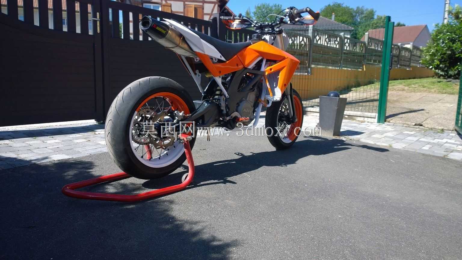 基于Aprilia SXV550和KTM 525零件的新摩托车项目(仅渲染)