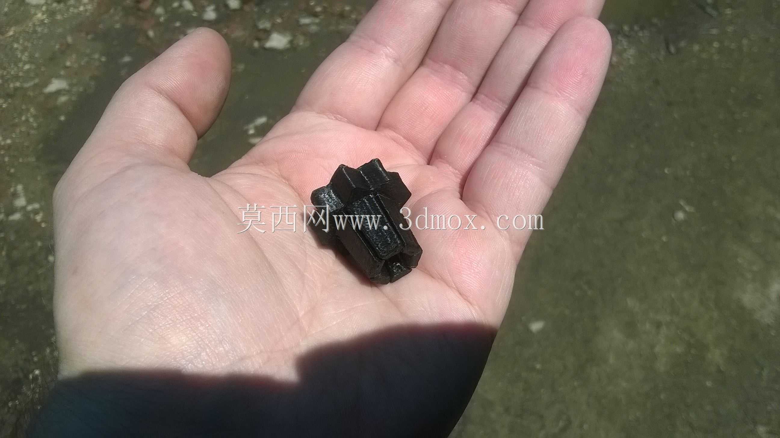 用螺栓盖调整Aprilia Pegaso上的前照灯光束