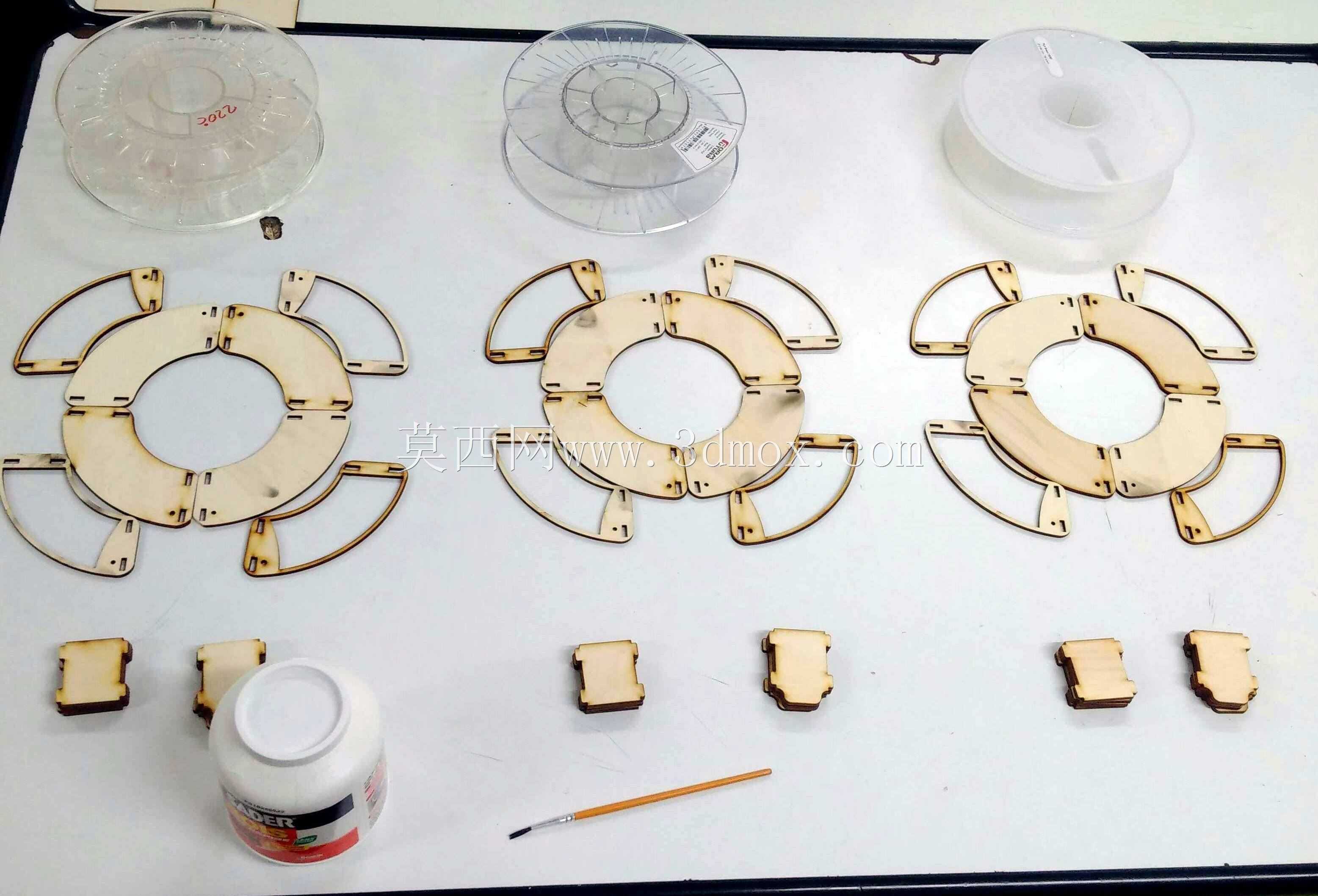 使用激光切割木材的空3D打印灯丝线轴管理器